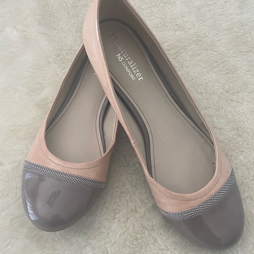 Naturalizer Two Tone Nude/Taupe ballet flat with metallic accent